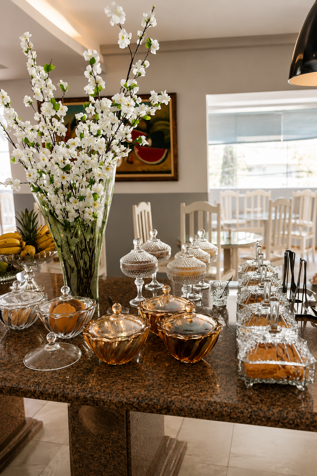 Mesa do café da manhã com doces e decoração