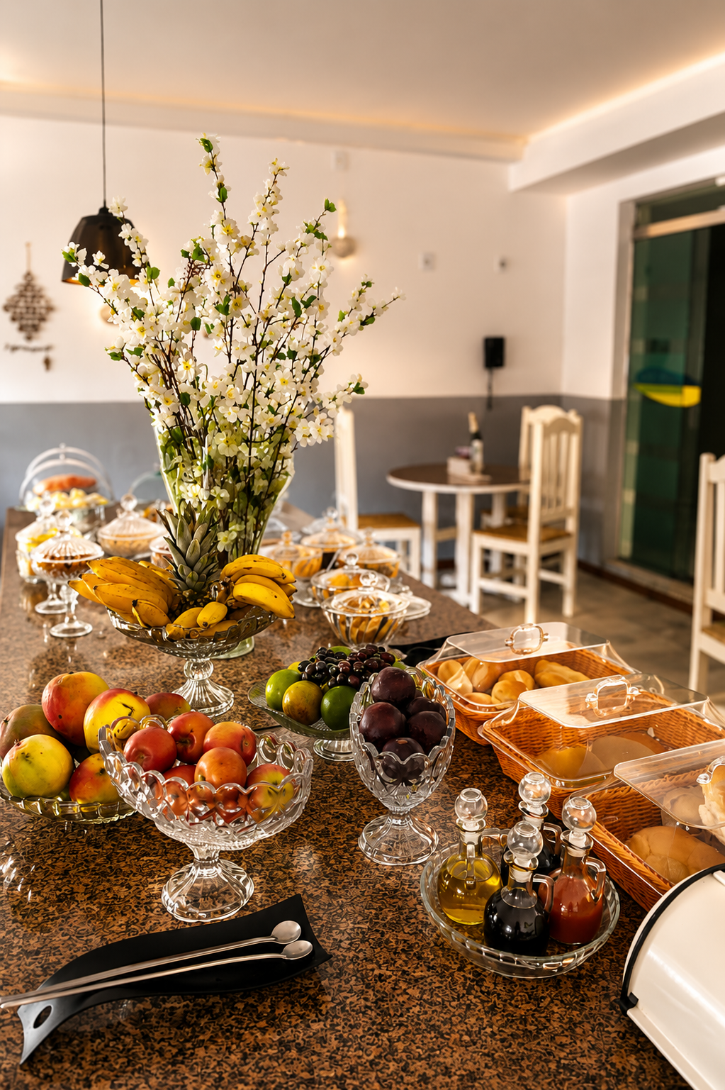 Mesa de café da manhã com frutas e pães
