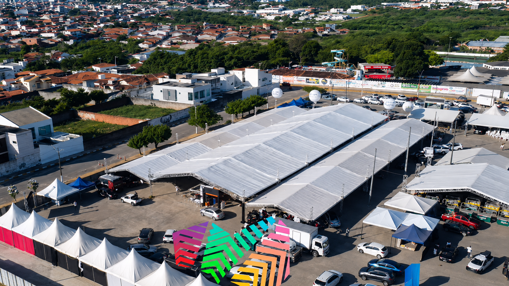 Vista aérea de estrutura comercial e eventos